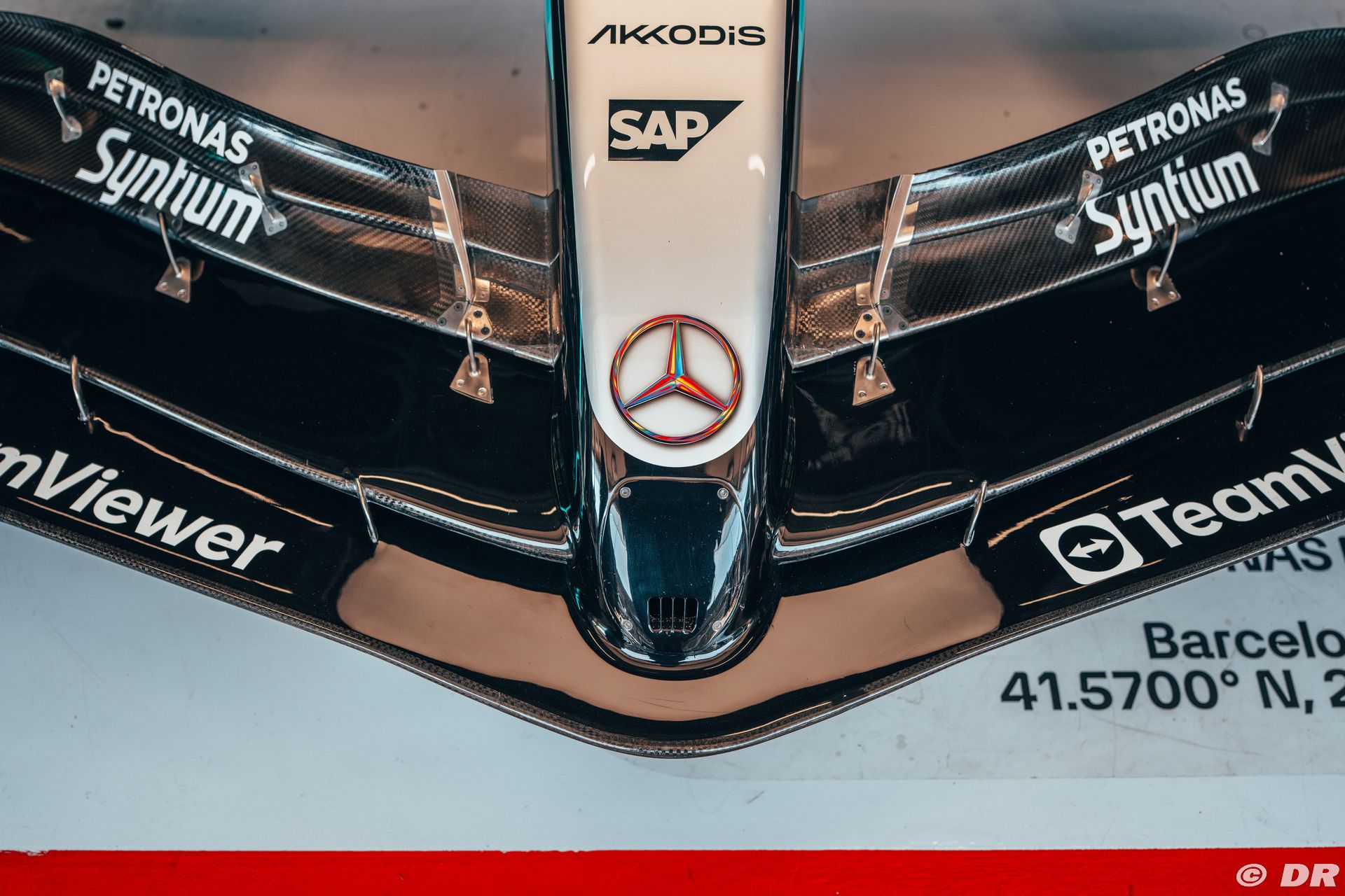 James Allison, technical director of Mercedes F1, joked about the difficulty of detecting the new regulations on flexible wings during the latest race. He stated that even the most advanced beings from other planets would have struggled to notice the changes