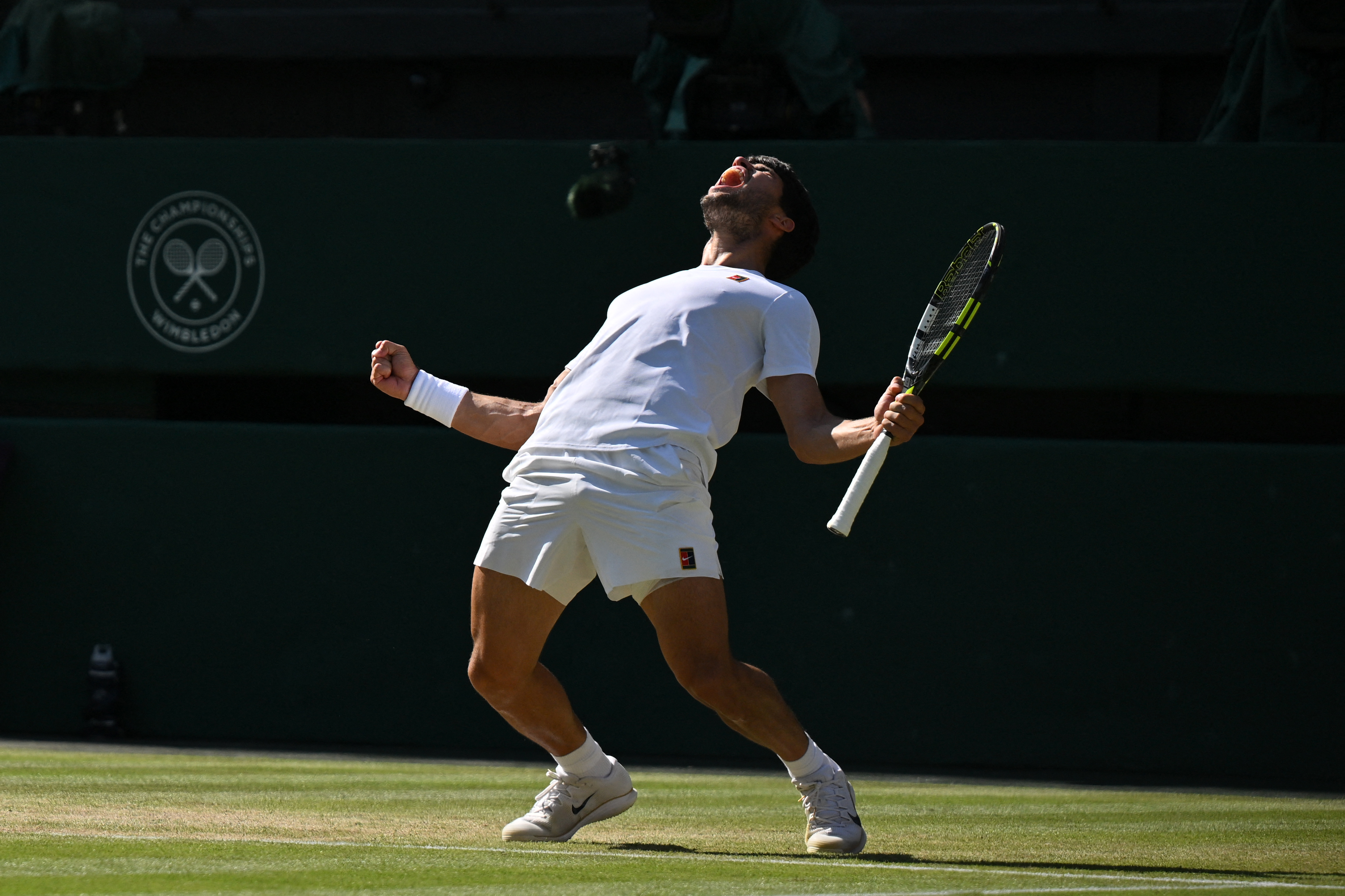 Experts are struggling to distinguish between Carlos Alcaraz and Jannik Sinner in the Wimbledon mens final. Both players are evenly matched and its difficult to predict who will come out on top